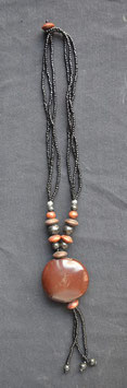 collier en perles noires et marron, grosse graine d'entada et oeils de boeufs  : Bénin