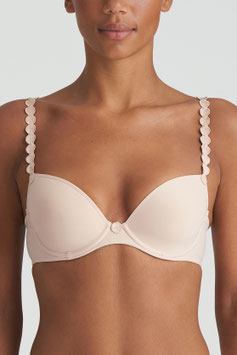Unterlegter BH tiefdekolletiert