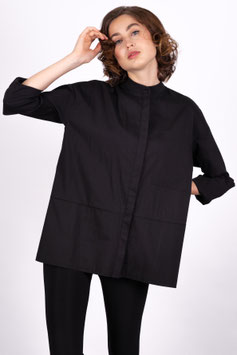 Baumwollbluse mit kleinem Stehkragen und aufgesetzter Tasche