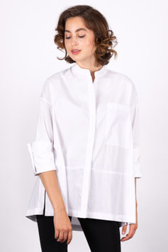 Baumwollbluse mit kleinem Stehkragen und aufgesetzter Tasche