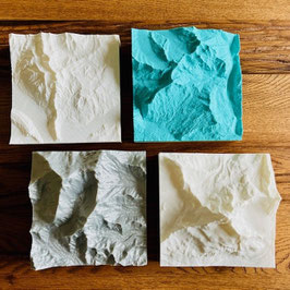 Berg Relief 15 x 15 cm auf Eichenholz