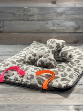 ELBBUDEN´s ELBdeek in Teddy LEOPOLD mit Canvas SCHLAMM & GUM in neo O & PINK     80x60cm