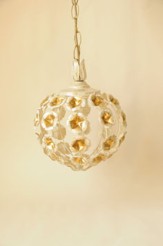 Suspension vintage boule en métal peint crème et or découpe florale