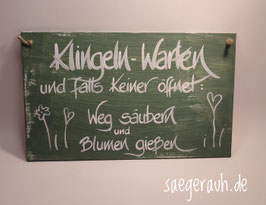 Klingeln - Warten und falls keiner öffnet ... Weg säubern und Blumen gießen