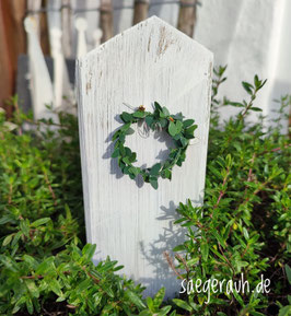 Dekoholzhaus klein mit Buchskränzchen