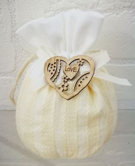 Sacchetto crema con cuore in legno