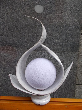 Lampada con sfera due foglie in legno di cocco bianca