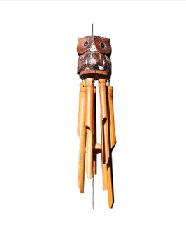 Campana del vento in bamboo con civetta