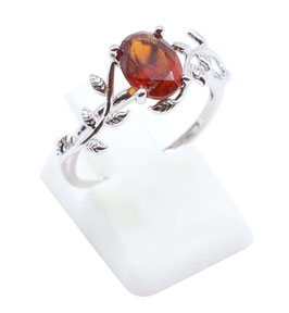 Anello con granato in argento stearling 925 "sussurro di alloro "