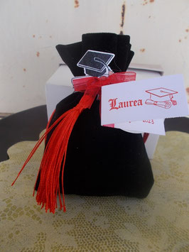 Sacchetto laurea in velluto nero con applicazione tocco e nappina rossa