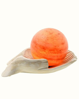Lampada di sale mano in tek bianca con sfera. Altezza lampada (mano compresa) 20 cm circa