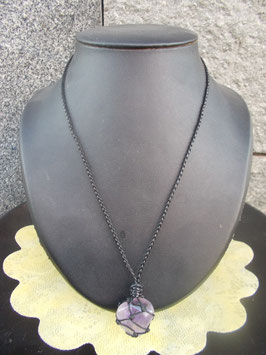 Collana con filo in macramè e pietra di ametista