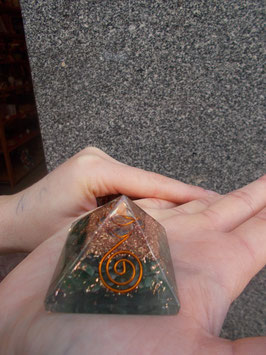 Piramide in orgonite e avventurina