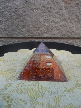 Piramide in orgonite e corniola