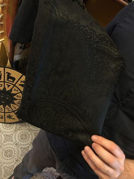 Pashmina nera con ricami in rilievo