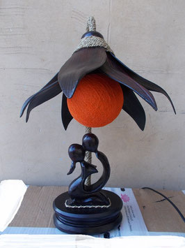 Lampada con amorini e paralume in legno di cocco