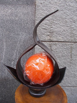 Lampada con sfera due foglie in legno di cocco.