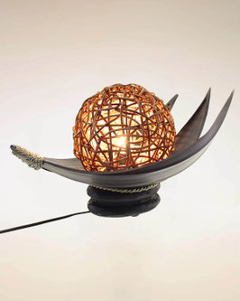 Lampada vassoio con tre punte e sfera in rattan