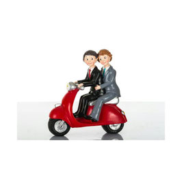 Coppia ragazzi lui e lui in vespa