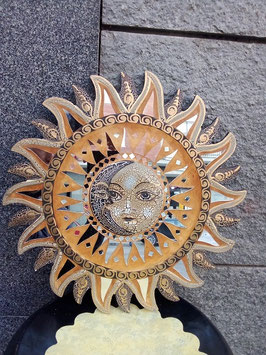 Sole da parete con mosaico di specchietti e luna