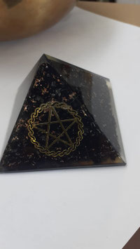 Piramide in orgonite e tormalina nera 7x7x7 cm con pentacolo
