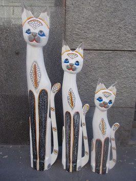 Set gatti in legno dipinto bianco con decori in rilievo