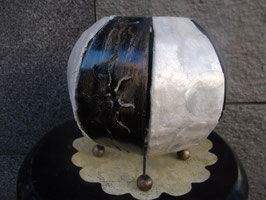 Lampada in madreperla bianca e ferro a sfera
