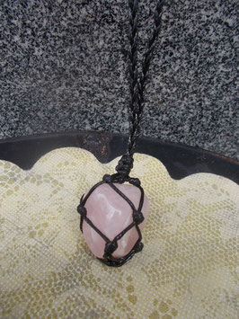 Pendente in quarzo rosa con gabbia in tessuto