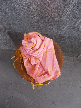 Sciarpa rosa con righine dorate dal Vietnam