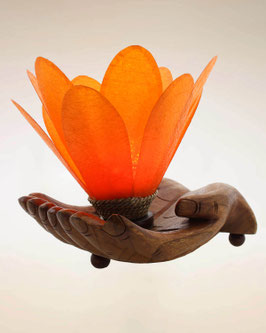 Lampada mano in preghiera con fiore grande