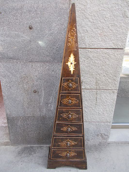 Cassettiera a piramide con decori in oro