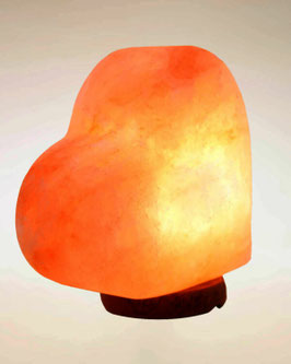 Lampada di sale rosa cuore. Altezza 19 cm circa. Con base in legno