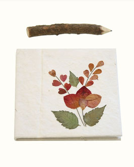 Agenda in carta di riso con fiori secchi e matita in corteccia