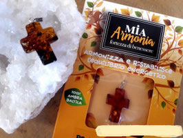 Ciondolo croce in ambra baltica