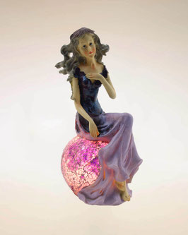 Lampada fatina seduta su sfera con mosaico di specchietti