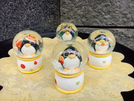 Pinguino palla di neve con sfera in vetro 4 modelli assortiti