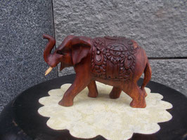 Elefante indiano in legno di tek con decorazioni intagliate