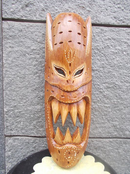Maschera con denti aguzzi