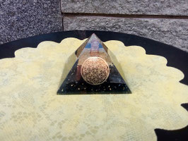 Piramide in cristallo e tormalina nera con fiore della vita