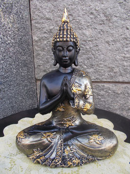 Statua Buddha scuro in preghiera