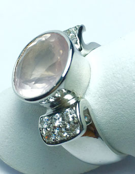 CUSTOM MADE ring with rose quartz and CZ-diamonds