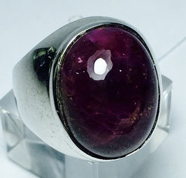 Ring with ruby cabochon, 22 ct.