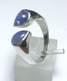 Ring with blue sapphire cabochon, 2,63 ct.