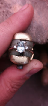 Anello realizzato con una montatura fine ma robusta ,in oro bianco 18 kt , con acquamarina  e  diamanti laterali