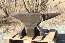# 3666 - heavy duty anvil , forged with rare 2 hardy holes in proper working condition , weighed a 436,5 lbs