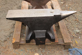 # 3799.1 -beautiful heavy duty anvil with weighed 257 kg = 565 lbs , flat face , nice edges