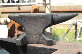 # 2516 - antique Söding Halbach table anvil dated 1916 , marked 30 kg = 66 lbs , nice piece for collectors or small works