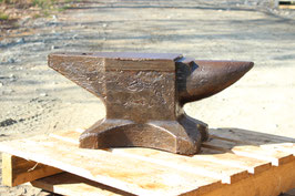 # 3736 - vintage SOVIET Russian CCCP MILITARY ANVIL WITH ABOUT 220 LBS ; VERY GOOD COLLECTORS PIECE OR FOR CURRENT USE !