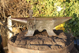 # 3865 - vintage french industrial anvil around 1930´s , maker ASBE , No.1 , serial number and weight marked 25 kg = 550 lbs