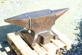 # 3538 - antique swedish Söderförs anvil , dated 1916 , marked 306 kg = 673 lbs